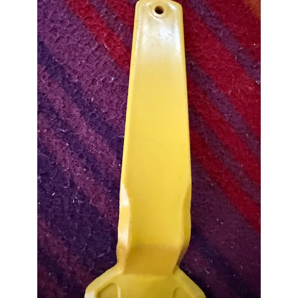 Tupperware Yellow Plastic Cake Server Spatula Pie Server Serrated‎ Edge